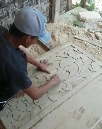 proses pembuatan batu ukir relief