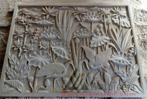 Relief motif lotus teratai