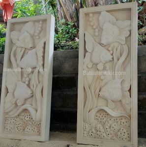 relief batu paras motif ikan mas koki
