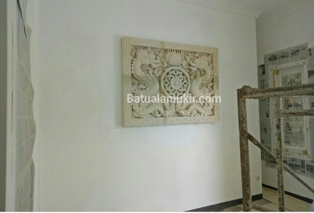 relief batu paras motif naga