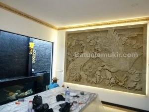 Ukir Batu Putih motif Burung Merak