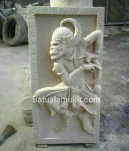 Ukiran relief motif wayang