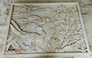 Relief Batu Alam Modern motif tumbuhan bunga mawar dan burung elegan untuk hiasan dinding rumah minimalis.