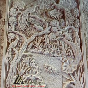 Ukiran batu putih jogja motif burung merak dan pemandangan hutan