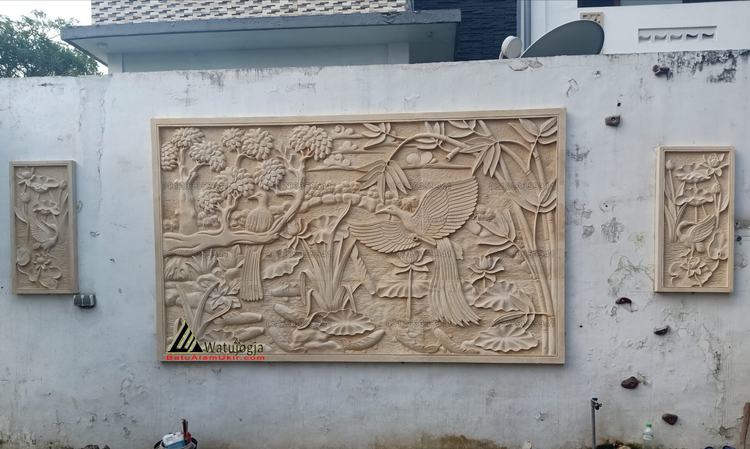 Relief batu paras putih motif flora fauna untuk dekorasi dinding rumah elegan