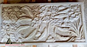 Relief sembilan ikan koi dari batu alam paras putih untuk dekorasi rumah