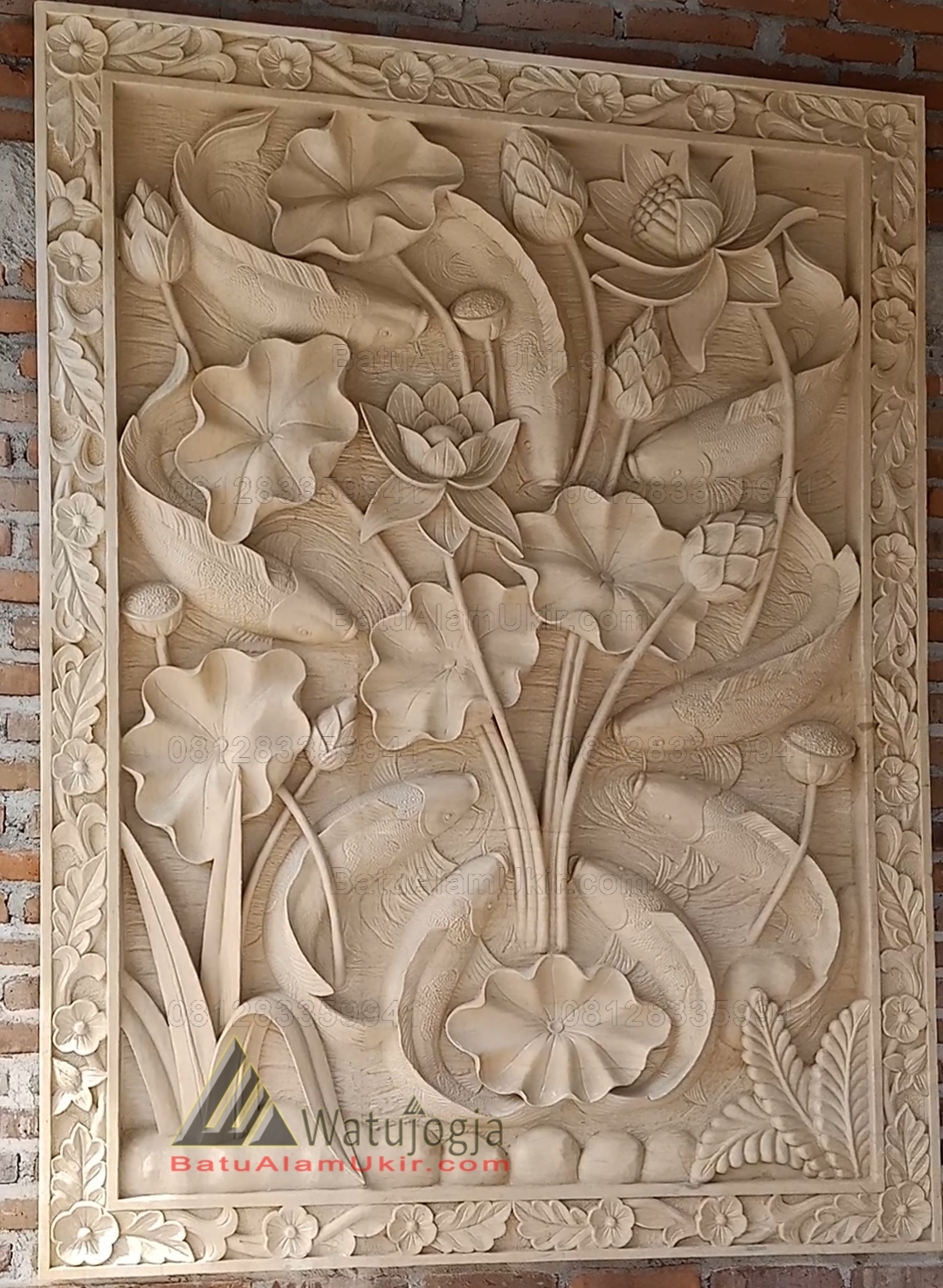 Ukiran motif 9 ikan koi dari batu paras putih dengan detail halus