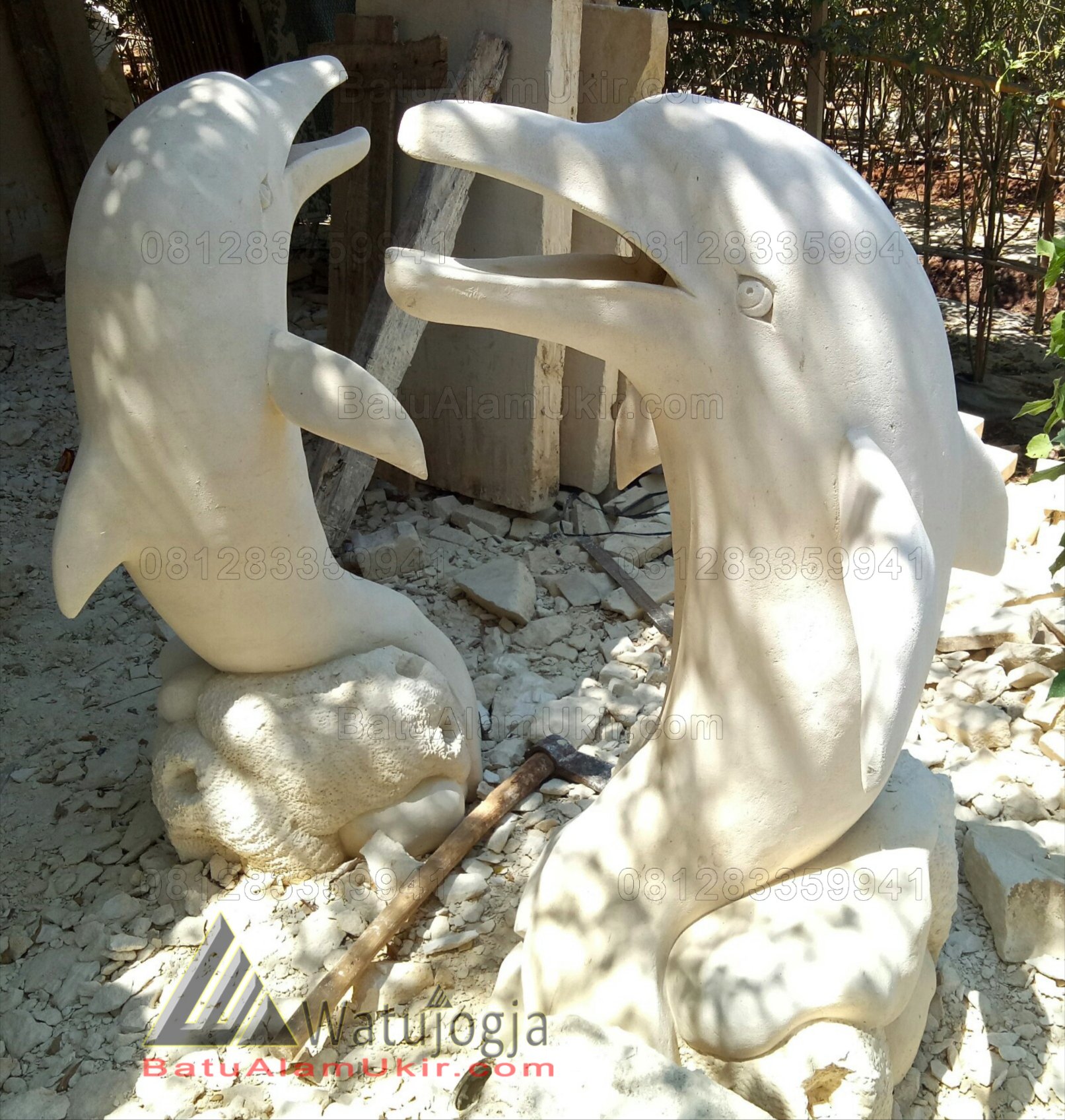 Patung air mancur motif ikan lumba-lumba dari batu alam untuk hiasan kolam dan taman.